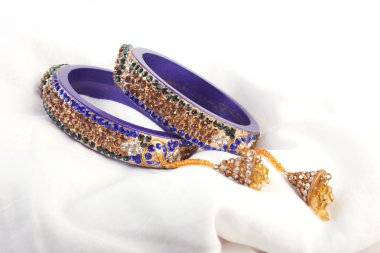 Güzel ve çok çekici bilezikler. Hint bilezik