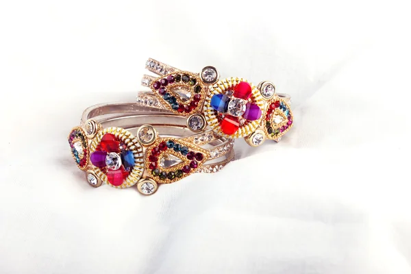 美しい・非常に魅力的な腕輪。インドのブレスレット — ストック写真
