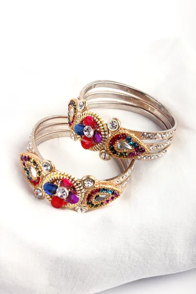 Güzel ve çok çekici bilezikler. Hint bilezik