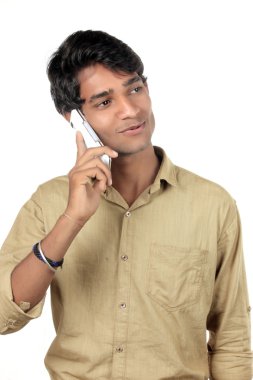 Genç casual adam telefonda üzerinde beyaz izole