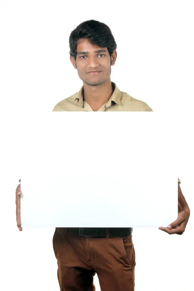 Retrato de primer plano del hombre indio feliz bajo bandera en blanco — Foto de Stock