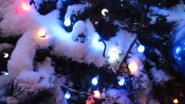 Świąteczne oświetlenie i śnieg — Wideo stockowe