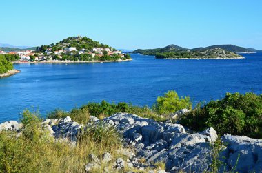 Manzara ve turkuaz Deniz Manzaralı kayalık sahil