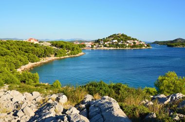 Manzara ve turkuaz Deniz Manzaralı kayalık sahil