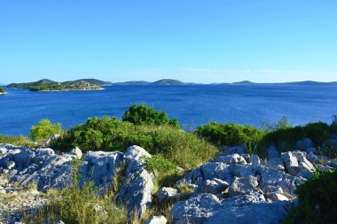 Manzara ve turkuaz Deniz Manzaralı kayalık sahil