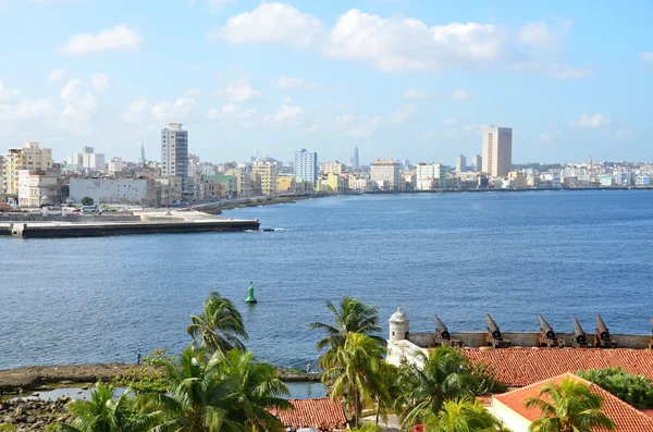 Uitzicht vanaf de Castillio el Morro fort op de hoofdstad Havana — Stockfoto