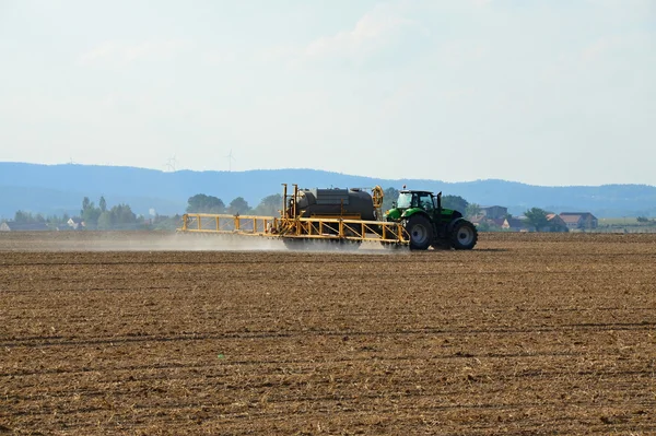 Toprak tedavi traktör ile sürülmüş alan