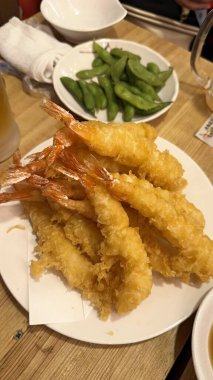 Soya soslu kızarmış karides, Japon yemeği.