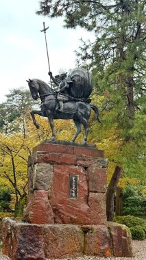 Binicinin heykeli - Maeda klanının ilk hükümdarı Toshiie, Kanazawa, Japonya 'da at sırtında