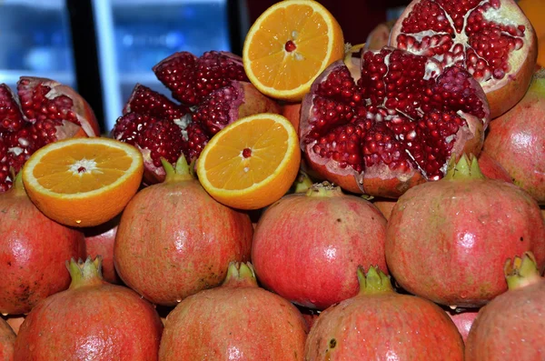 A piacon értékesített trópusi gyümölcsök — Stock Fotó