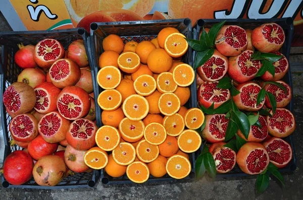 Тропические фрукты, продаваемые на рынке — стоковое фото