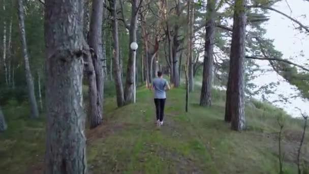 Hombre Musculoso Ropa Deportiva Trotando Durante Mañana Bosque Chico Sano — Vídeo de stock