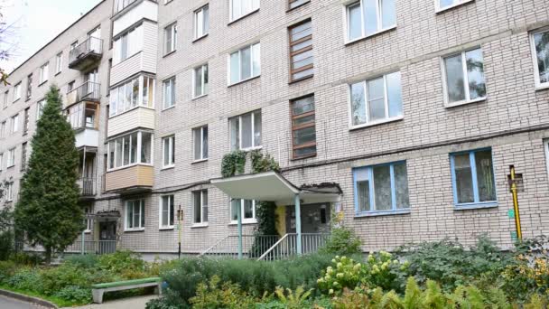 Close-up schot van de Sovjet-Unie residentiële gebouw. Woningbouw buitenkant met grijze lucht achtergrond. Bakstenen gevel. Het gebouw beschikt over een groene buitenmuur en kleine balkons — Stockvideo