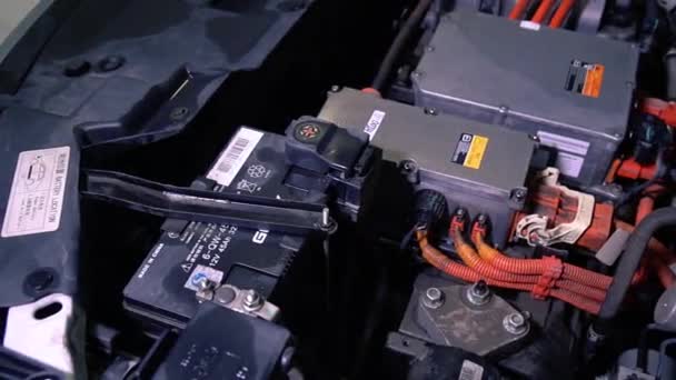 Primo piano vista dettagliata del motore di auto elettriche in fabbrica. Apparecchiature elettriche di un giapponese fabbricato mostrando in uno showroom di auto. Diagnostica e riparazione ricambi originali. Salvare il pianeta — Video Stock