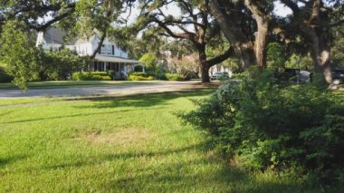 Güzel manzaralı lüks bir ev. Amerikan banliyö mahallesi. Yeşillik içinde bir aile evi. Sonbahar renkleri, sonbahar mevsimi, sarı kırmızı ağaçlar. Bir bisiklet asfalt yolda 4K 'dan geçiyor.