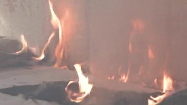 Yatak odası çok fazla dumanla yanıyor. Yatak, komodin, plastik çaydanlık, duvar kâğıdı ve kitap rafları bir konut evinde alevler içinde. 2 alarm 4K 'dan sonra çekilen sinematik çekim.