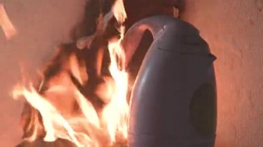 Mutfaktaki odadaki çaydanlığı kapat. Kırmızı bir alevle yanıyor. Plastik erir. Yüksek ateş. Ev yangınla yıkıldı. Dumanlı 4K numaralı apartman dairesinde yangın çıktı.