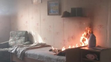 Yatak odası çok fazla dumanla yanıyor. Yatak, komodin, plastik çaydanlık, duvar kâğıdı ve kitap rafları bir konut evinde alevler içinde. 2 alarm 4K 'dan sonra çekilen sinematik çekim.