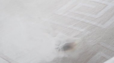 Yatak odasındaki dumanla yanan sigarayı kapat, yangın çıkar. Sigaradan çıkan ateşi geliştirme süreci. Yangın tehlikesi konsepti. Alkolizm ve tütün dumanı 4K