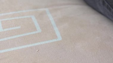 Genç bir adamın elinde sigara içen genç bir adam. Dışarıdaki arka planı olan erkek parmaklarıyla yanan sigaradan çıkan beyaz duman. Genç yaşta sigara içmenin sağlıksız alışkanlığı