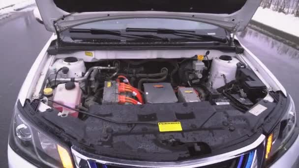 Vista detallada del motor de coche eléctrico roto. Salvando el planeta. Hombre llamando por teléfono por avería en su coche eléctrico. Señal de emergencia. Accidente de coche eléctrico en la carretera 4k — Vídeos de Stock