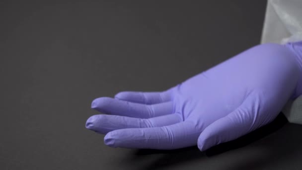 Les Mains Dans Les Gants Bleus Tiennent Médicament Vaccin Contre — Video