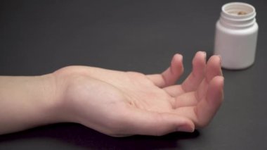 Omega 3 Altın Balık Yağı Kapsülleri. Doğal tıp, spor, sağlıklı yaşam tarzı, beslenme, beslenme, kilo kaybı, D vitamini balık yağı kapsülleri, kapatın. Omega3 4K 'yı kapat.