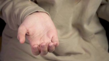 Kapalı kehribar oval hap kapsülleri hap şişesinden avuç içine düşer. Doğal Tıp, Spor, Sağlıklı Yaşam Tarzı, İlaçlar, Beslenme, Beslenme, Kilo Verme, D-4k vitamini