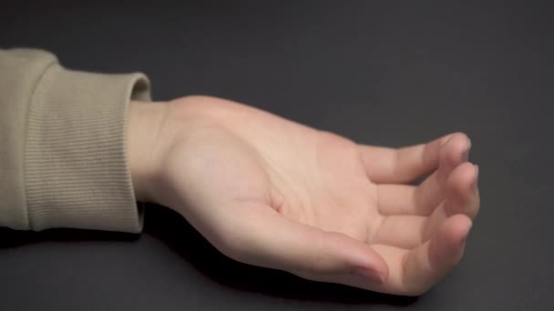 Vrouw Met Pijnstillers Vrouwelijke Hand Gieten Vier Capsules Van Medicijnen — Stockvideo