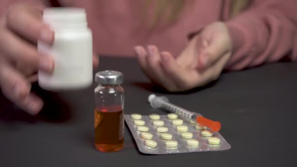 特写女孩服用黄色药丸。拿着药的年轻女人女性会吃头痛、止痛药、药水清澈的药丸。保健治疗概念4k — 图库视频影像