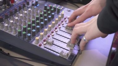 Sesi ayarlamak için uzaktan kumanda. Ses karıştırıcı. Ses mühendisi sesi ayarlar. Müzik Festivali. Ses seviyesini değiştir. Kayıt stüdyosu. Bir televizyon dizisi, bir konser çekiyoruz. Canlı yayın