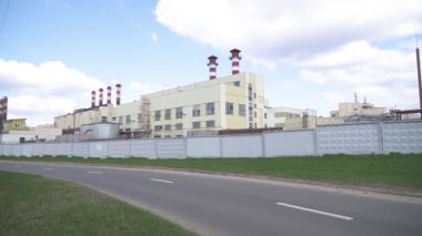 Fabrika boruları havayı kirletiyor, çevresel sorunlar yaşıyor. Endüstriyel fabrika kirliliği, baca bacası egzoz gazı. Endüstri bölgesi, yoğun duman. İklim değişikliği, ekoloji, atmosfer gazı, ozon tabakası