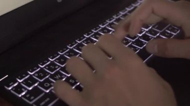 Adam Sosyal Ağ 'a Mesaj Yazıyor. Klavyede Bilgisayar Korsanı Virüs Kodu Bilgisayarı Gece Klavyesinde çalışıyor. Gazeteci Medya 'da Yazı Yazıyor. Laptop üzerinde çalışmak, Klavyede Daktilo, Modern Business 4k