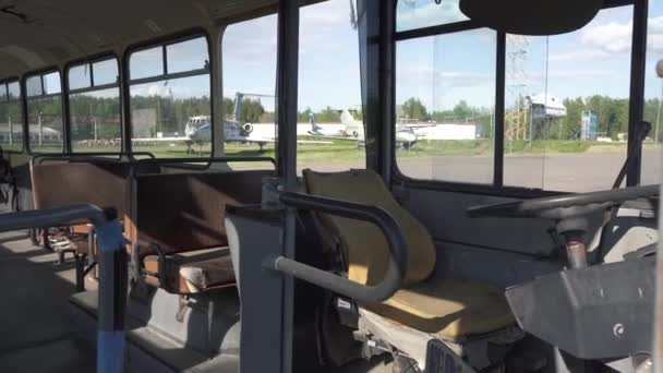 Una vecchia cabina rotta arrugginita di un autobus abbandonato con sedili in pelle danneggiati. Cimitero Riciclaggio e utilizzo dei trasporti pubblici. Materiali riciclabili. Il concetto di conservazione ambientale 4k — Video Stock