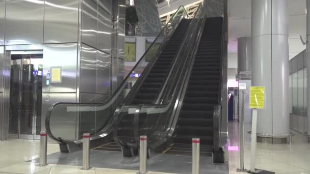 Gros plan de l'escalier vide en mouvement qui monte et descend. Escalier moderne escalator, qui se déplace à l'intérieur. destination touristique populaire vide que les gens s'isolent pendant COVID-19 4k — Video