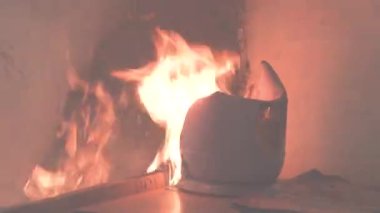 Yatak odası çok fazla dumanla yanıyor. Yatak, komodin, plastik çaydanlık, duvar kâğıdı ve kitap rafları bir konut evinde alevler içinde. 2 alarm 4K 'dan sonra çekilen sinematik çekim.