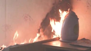 Yatak odası çok fazla dumanla yanıyor. Yatak, komodin, plastik çaydanlık, duvar kâğıdı ve kitap rafları bir konut evinde alevler içinde. 2 alarm 4K 'dan sonra çekilen sinematik çekim.