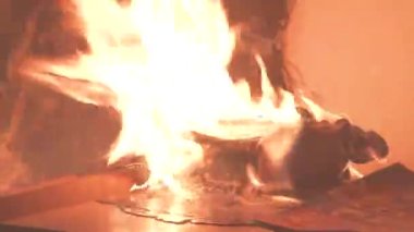 Yatak odası çok fazla dumanla yanıyor. Yatak, komodin, plastik çaydanlık, duvar kâğıdı ve kitap rafları bir konut evinde alevler içinde. 2 alarm 4K 'dan sonra çekilen sinematik çekim.