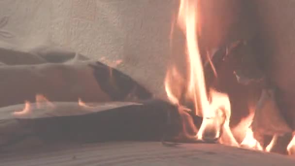 Sypialnia płonie od dymu. Łóżko, stolik nocny, plastikowy czajnik, tapety i półki na książki płoną w domu mieszkalnym. Zdjęcia następstw pożaru alarmu 4k — Wideo stockowe