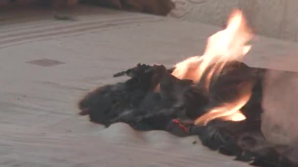 La chambre est en feu avec beaucoup de fumée. Le lit, la table de chevet, la théière en plastique, le papier peint et les étagères sont en flammes dans une maison résidentielle. Prise de vue cinématographique des suites d'un incendie de deux alarmes 4k — Video