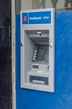 Reykjavik, İzlanda - 21 Haziran 2020: Hradbanki ATM 'si.