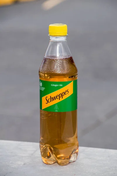 Keflavik Islandia Czerwca 2020 Plastikowa Butelka Schweppes Ginger Ale — Zdjęcie stockowe