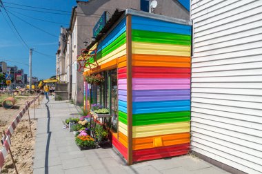 Çeçen, Polonya - 26 Haziran 2020: Çiçekçi Laweczka gökkuşağının renklerinde.