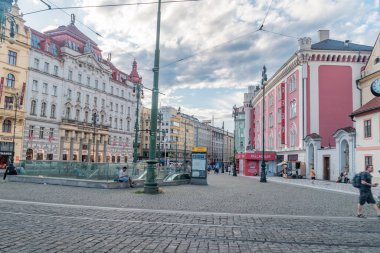 Prag, Çek Cumhuriyeti - 9 Temmuz 2020: Namesti β bliky (Cumhuriyet Meydanı) şehir meydanı..