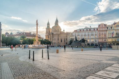 Prag, Çek Cumhuriyeti - 9 Temmuz 2020: Eski Şehir Meydanı 'nın güneşli manzarası.
