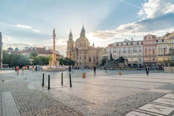 Prag, Çek Cumhuriyeti - 9 Temmuz 2020: Eski Şehir Meydanı 'nın güneşli manzarası.