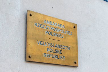 Prag, Çek Cumhuriyeti - 9 Temmuz 2020: Polonya Cumhuriyeti Büyükelçiliğinin amblemi ve işareti.