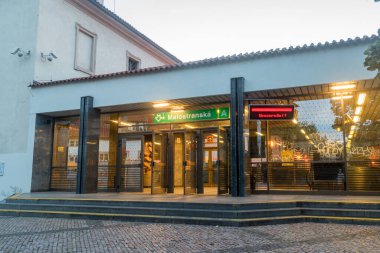 Prag, Çek Cumhuriyeti - 9 Temmuz 2020: Malostranska Metro İstasyonuna Giriş.