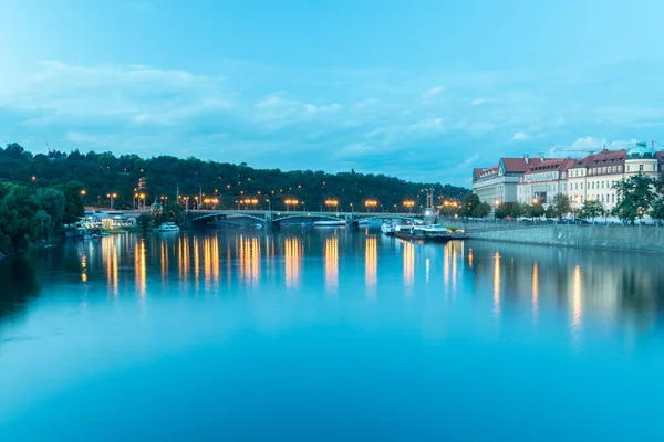 捷克共和国布拉格的Vltava河 黄昏时分有一座桥 — 图库照片