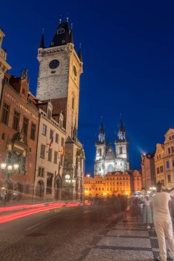 Prag, Çek Cumhuriyeti - 9 Temmuz 2020: Eski şehir meydanı ve geceleri ünlü Astronomik saat.